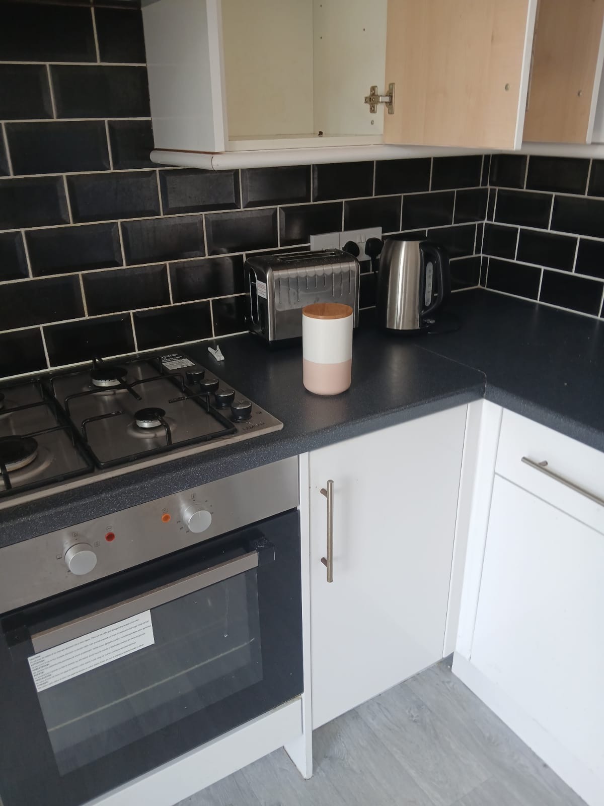Subway Tile Splashback & Single Oven Clean